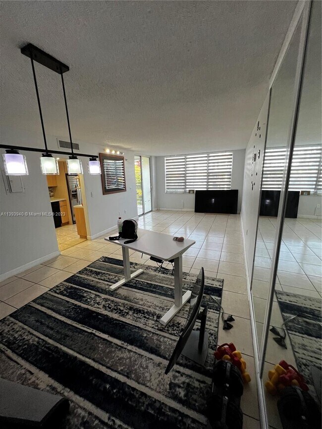 Foto del edificio - 17890 W Dixie Hwy