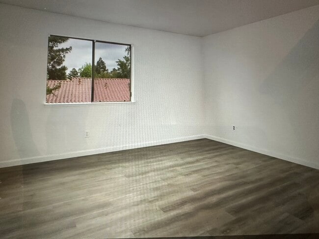 Foto del edificio - 2055 Sierra Rd