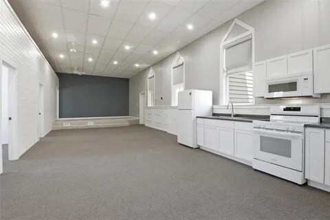 Foto del edificio - 104 E Barker St