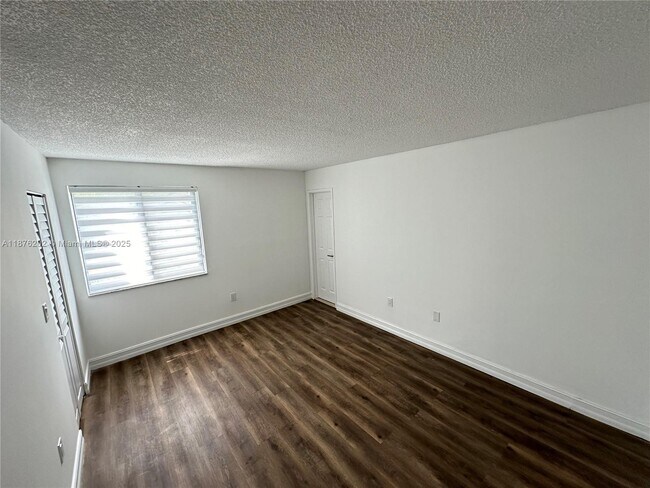 Foto del edificio - 10300 NW 9th St Cir