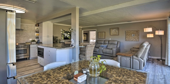Building Photo - WALK TO THE BEACH! 4 bed, 2 bath, 2 car ga...