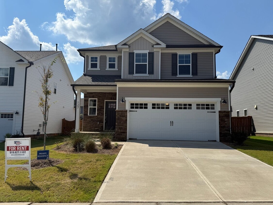Primary Photo - AMAZING LOCATION, Fantastic 4 Bed Home, In...