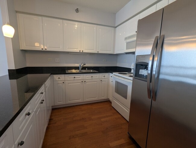 Building Photo - 512 N McClurg Ct