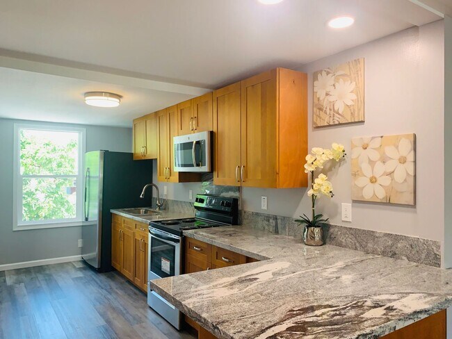 Foto del edificio - Spacious upstairs unit. Large Living area. Parking Available