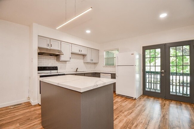 Building Photo - 8221 Kingsbrook Rd