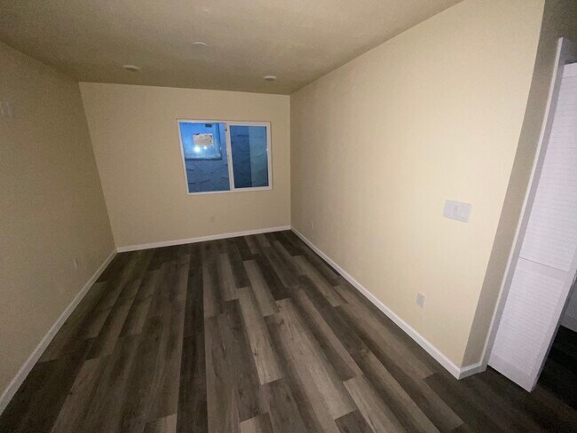 Building Photo - 513 W Cypress St