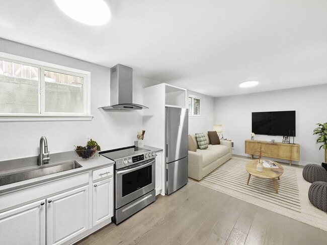 Photo - 1550 17th Ave S Triplex Apartment