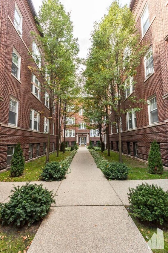 Foto principal - 1 bedroom in Chicago IL 60640