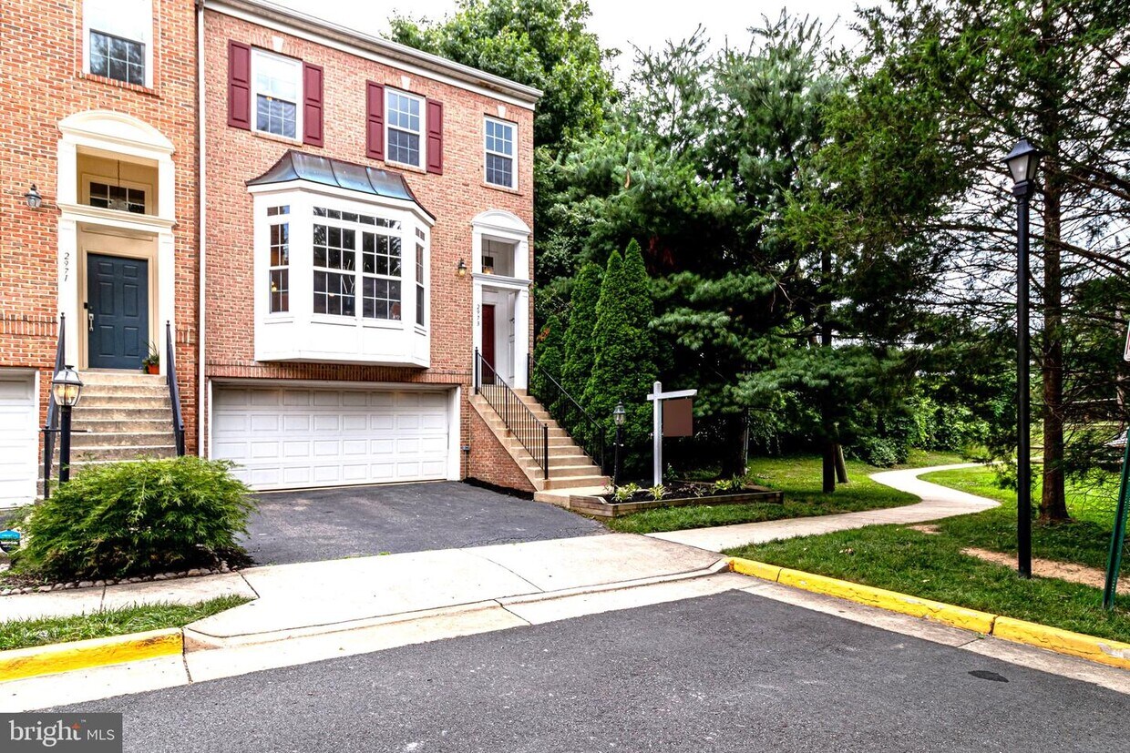 Primary Photo - 2973 Lismore Ln