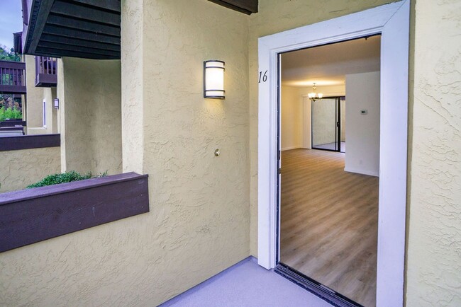 Building Photo - Gorgeous 2/2 townhome in Encinitas. Close ...