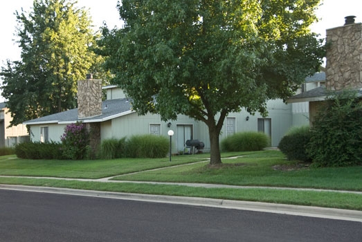 Building Photo - Deeswood Village Apartments