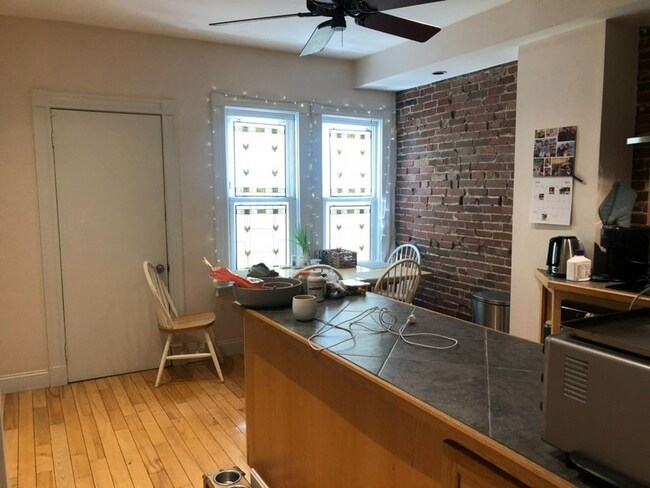 Comer en la cocina con ventanas de cristal. - 2 Hardwick St