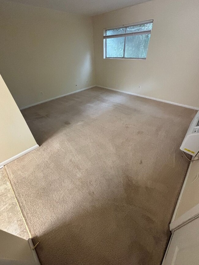 Building Photo - 2 Bedroom Condo in a central location!