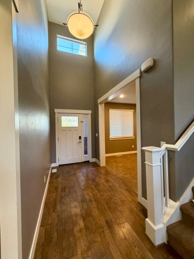 Foto del edificio - PRIMARY SUITE ON MAIN in a Beautiful Herriman House