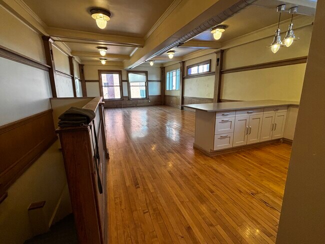 Building Photo - 27 N Main St