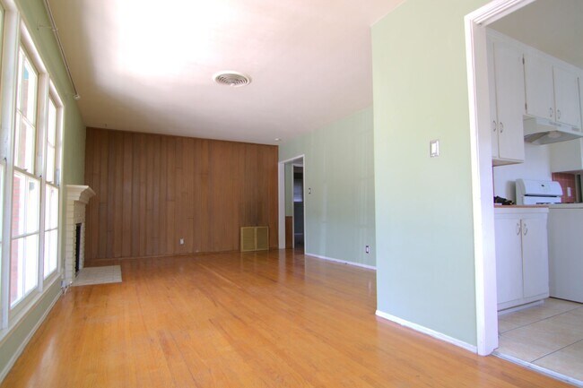Building Photo - Charming Sun-Filled 3BR/2BA Home in Lake Balboa with Large Backyard & Fruit Trees
