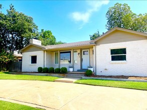 Building Photo - 6204 N Ross Ave
