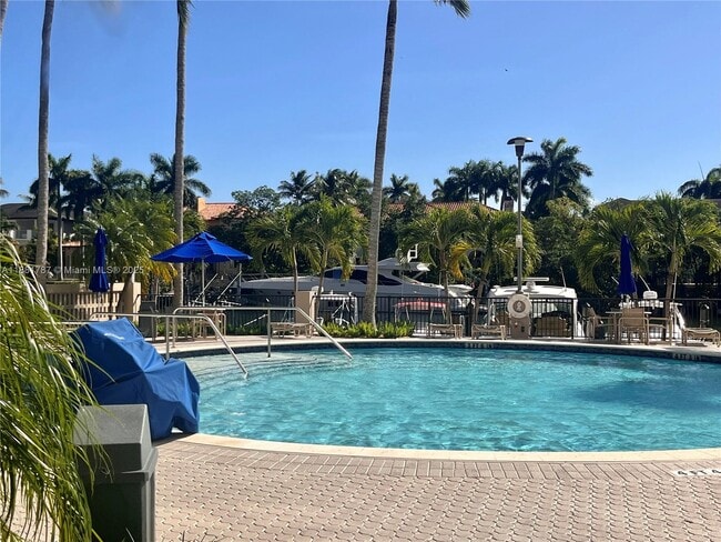 Building Photo - 90 Edgewater Dr