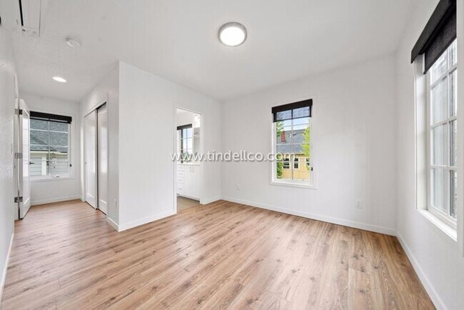 Building Photo - Modern Three-Story Townhouse in Hosford-Ab...