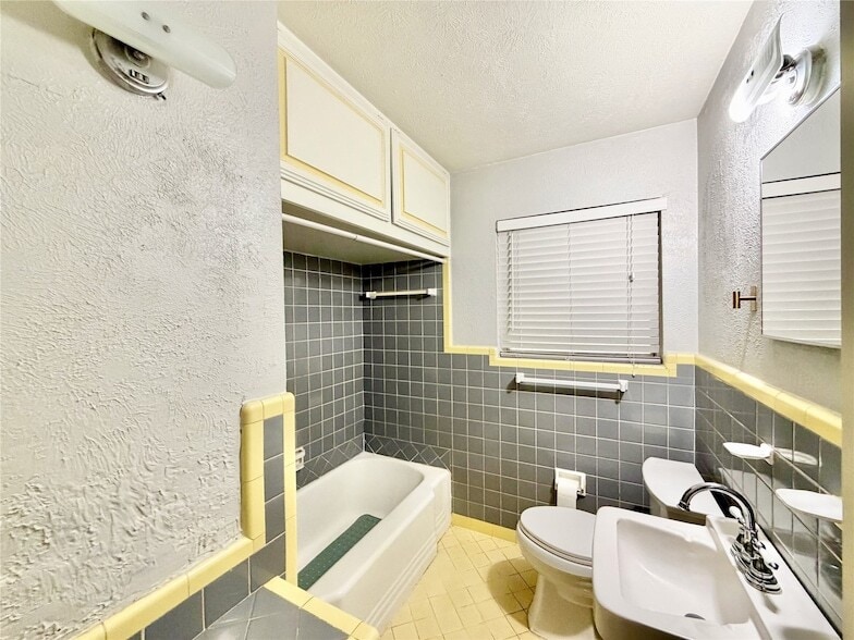 Building Photo - 10239 San Juan Ave