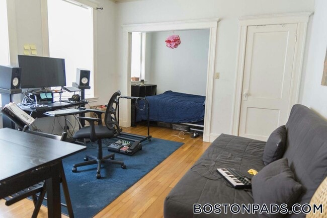 Building Photo - 137 Park Dr