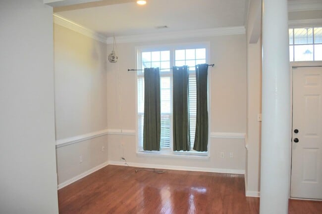 Foto del edificio - 1889 Long Creek Falls