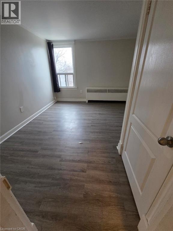 Photo du bâtiment - 298 Emerald St N