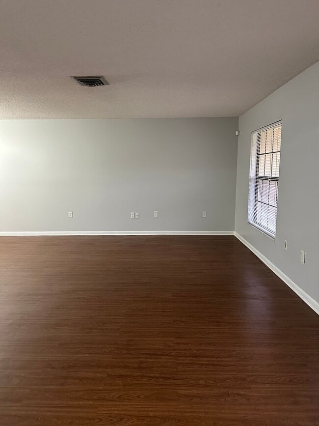 Building Photo - Spacious 4 bedroom 3 bath home in South La...