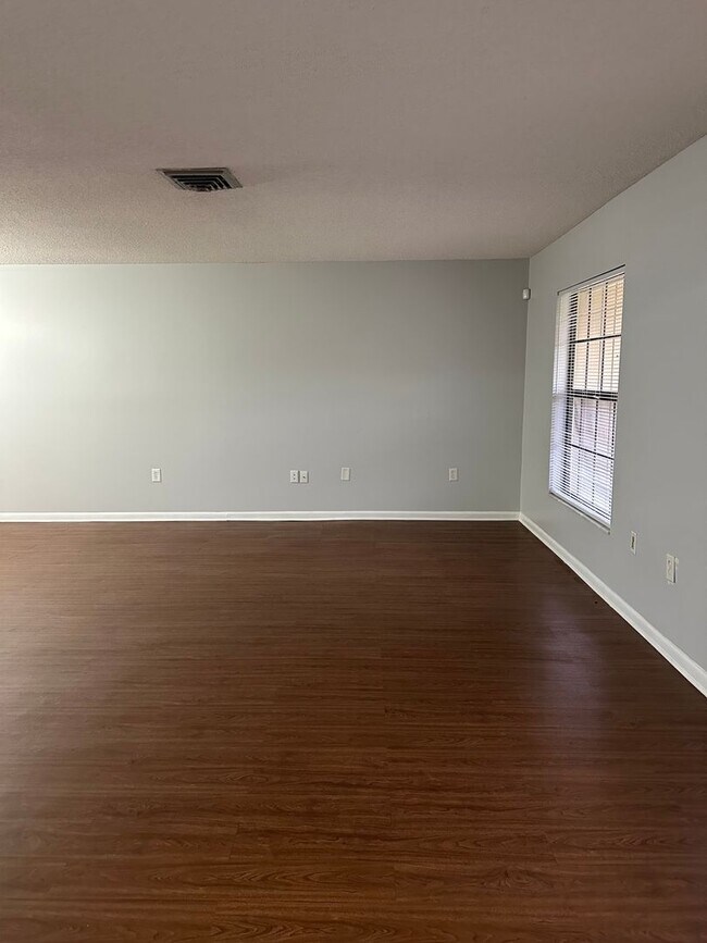Foto del edificio - Spacious 4 bedroom 3 bath home in South La...