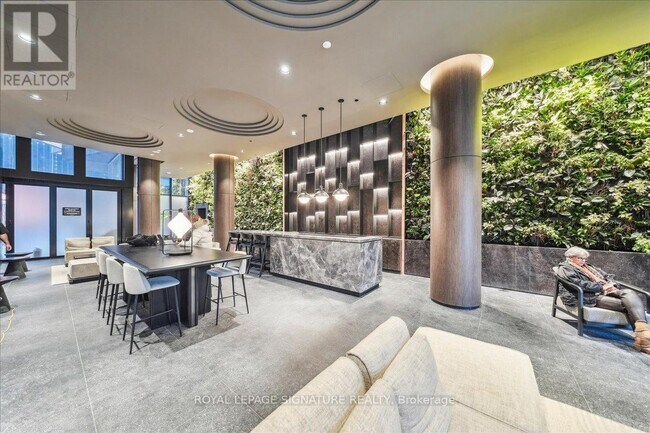 Photo du bâtiment - 120 Broadway Ave