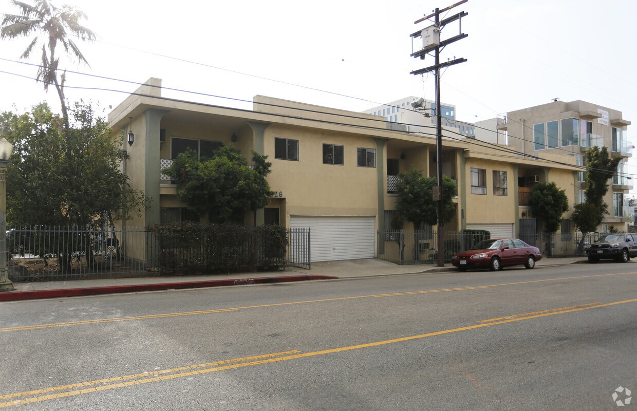 Building - 1524-1528 N Bronson Ave