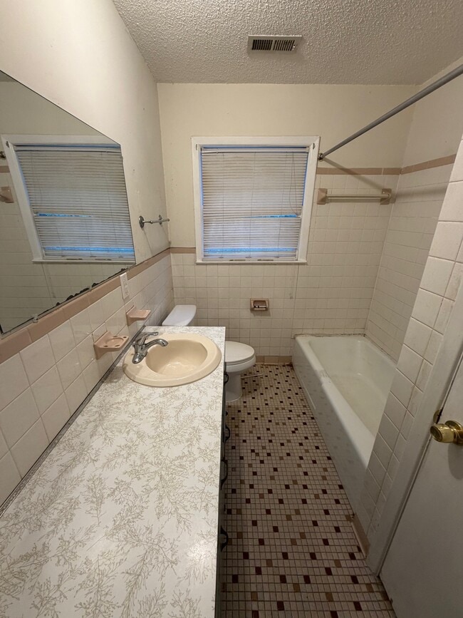 Building Photo - 8836 Deerwood Dr