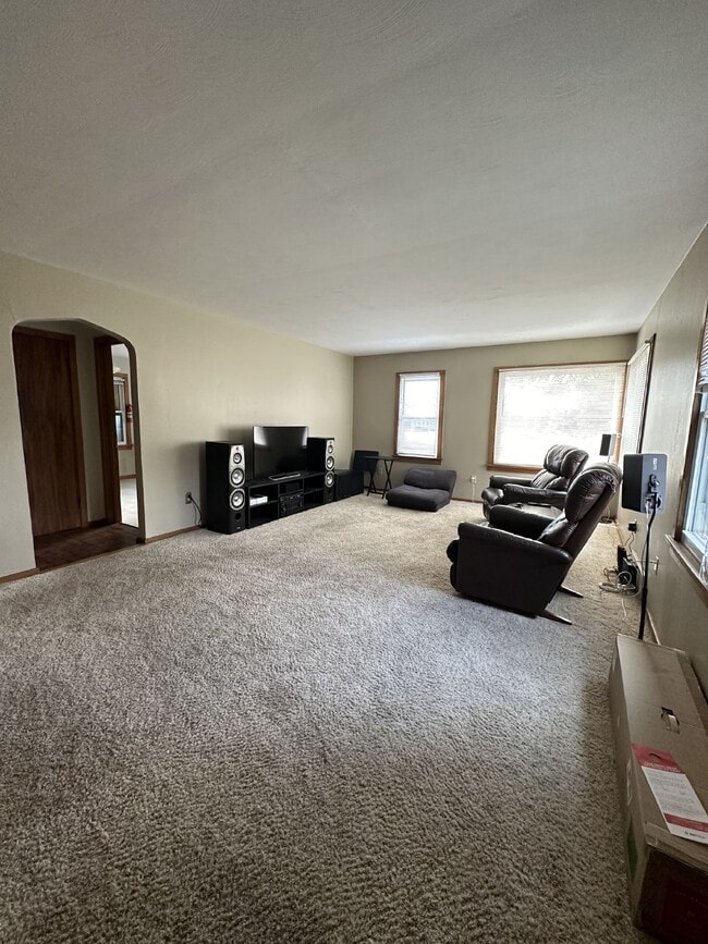 Building Photo - 4 Bed 2 Bath with AC close to UWEC!