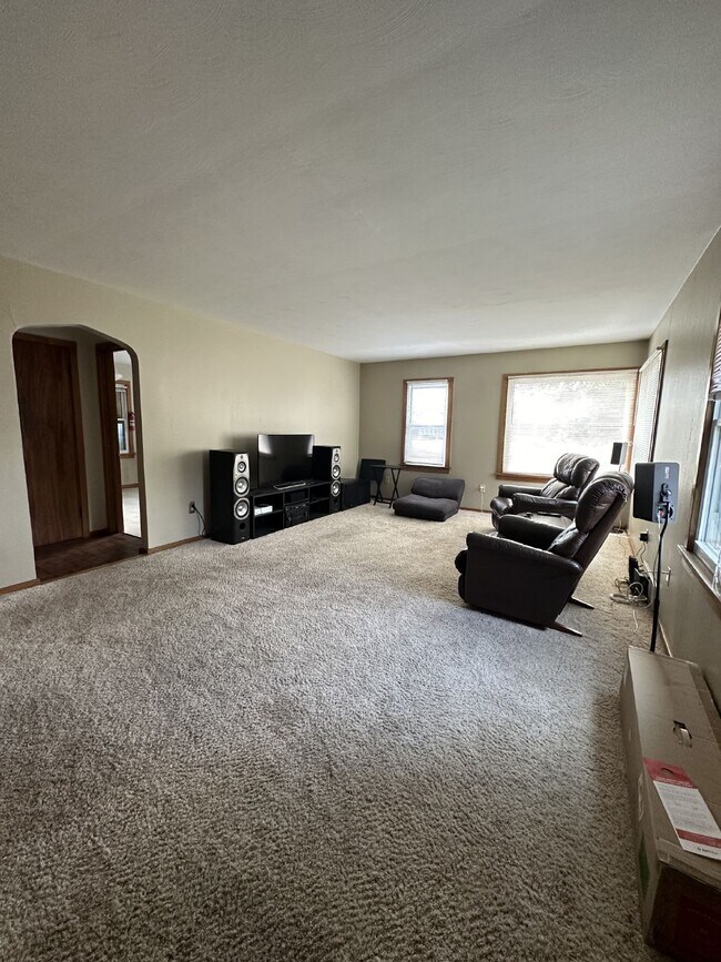 Foto del edificio - 4 Bed 2 Bath with AC close to UWEC!