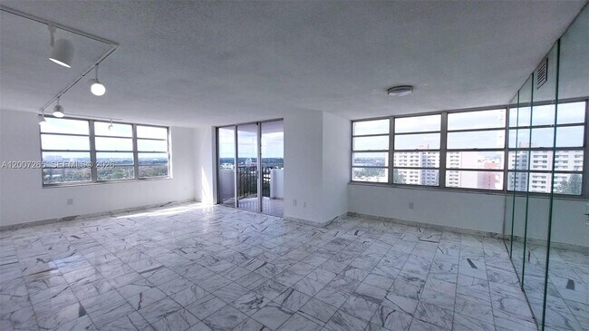 Foto del edificio - 2750 NE 183rd St