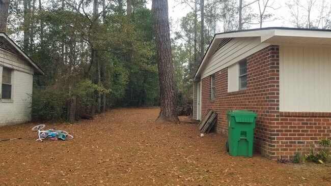 Building Photo - 3 Bedroom/1 Bath Home