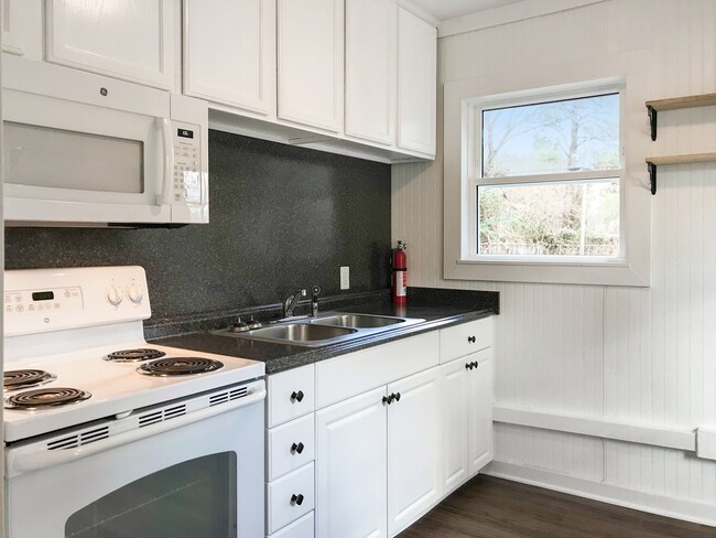 Building Photo - Charming 2 Bed, 1 Bath Home with Spacious ...