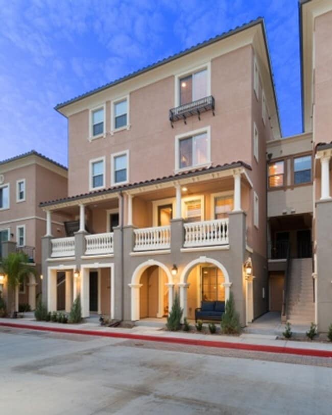 Building Photo - 4 Bedroom Townhome in the Promenade at Spectrum Community