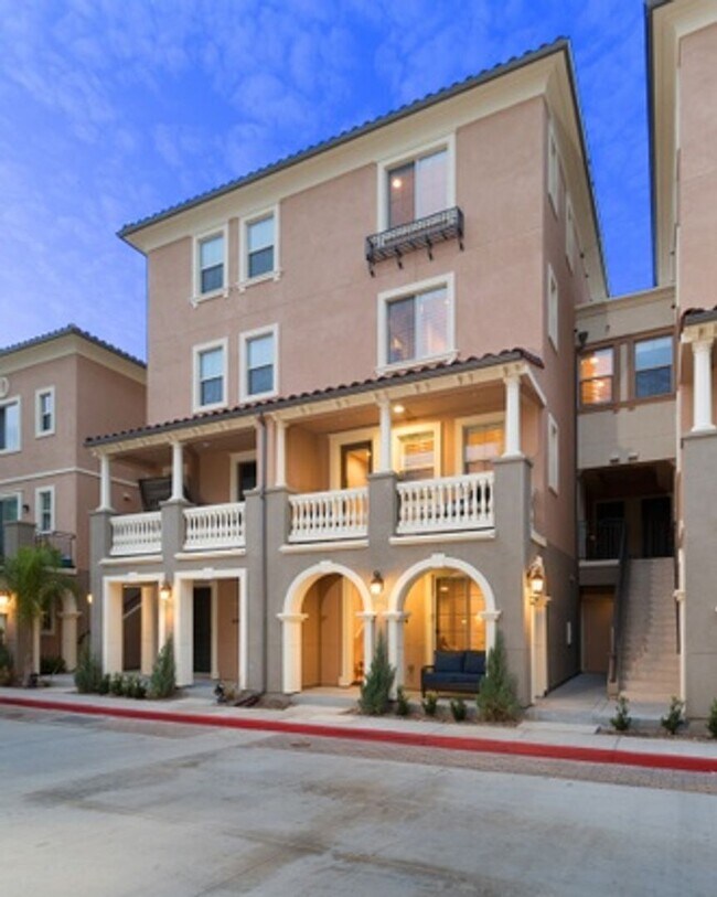 Foto del edificio - 4 Bedroom Townhome in the Promenade at Spectrum Community