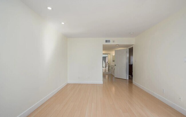 Building Photo - Prime Location 1BR – Apply Today
