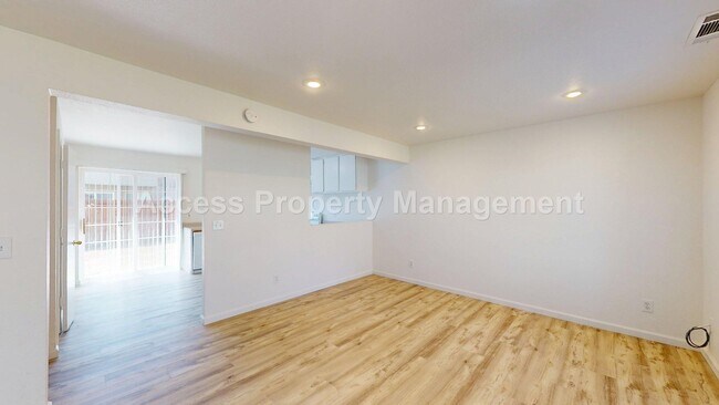 Foto del edificio - 1050 N Denair Ave