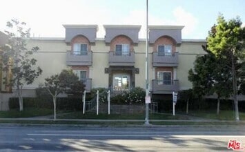 Building Photo - 7035 Woodley Ave