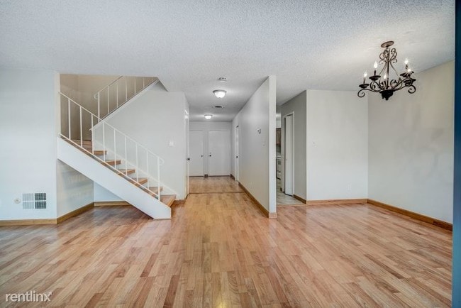 Building Photo - 3 br, 2.5 bath Townhome - 646 Knollwood Dr