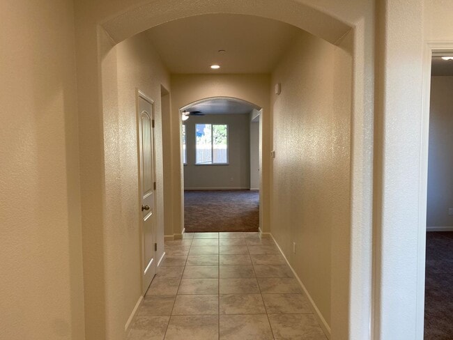 Foto del edificio - NEWER 3 Bedroom 2 Bath Home For Rent in Gated Community