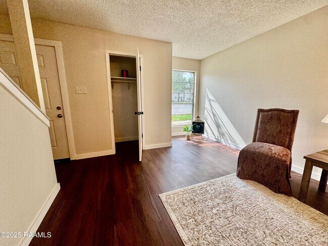Foto del edificio - 2 bed,1.5 bath Rent