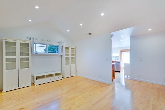 Foto del edificio - Quaint and Cozy One-Story Craftsman-style Home nestled in the sought-after Sunnyvale neighborhood...