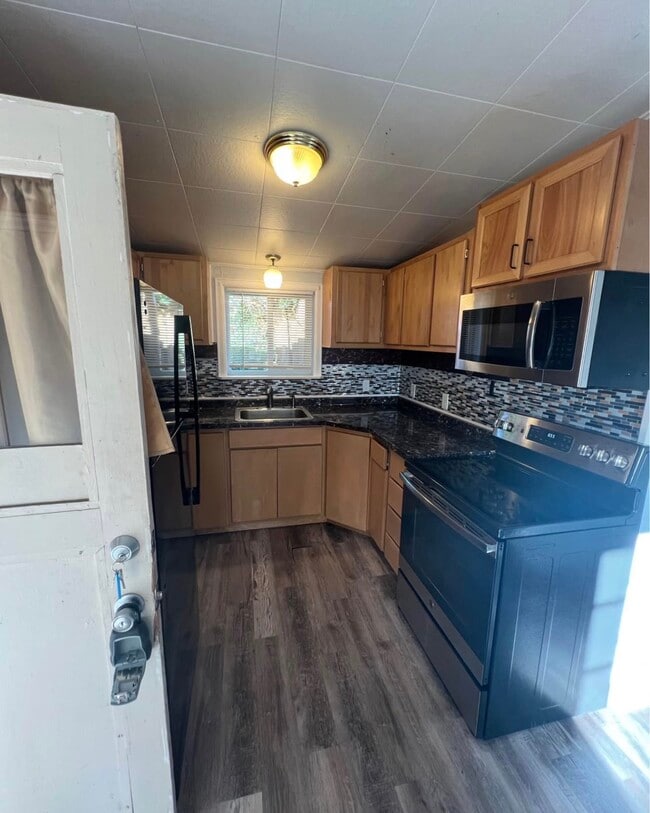 Building Photo - 414 E Broadway St