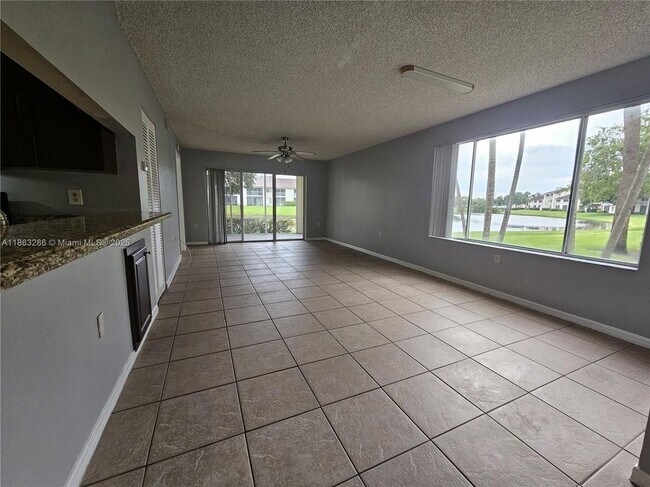 Foto del edificio - 8106 Glenmoor Dr