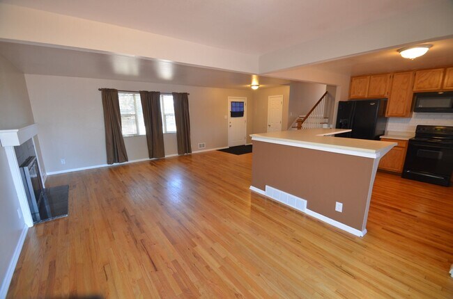 Foto del edificio - 4 bedroom home in Northglenn.  Newer paint with a large floor plan, wood floors & large deck for ...