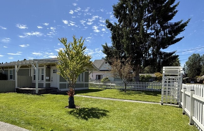 Building Photo - Charming Downtown Anacortes Home - Avail Now!